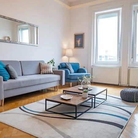 Chic Central Flat With River View Будапеща Екстериор снимка