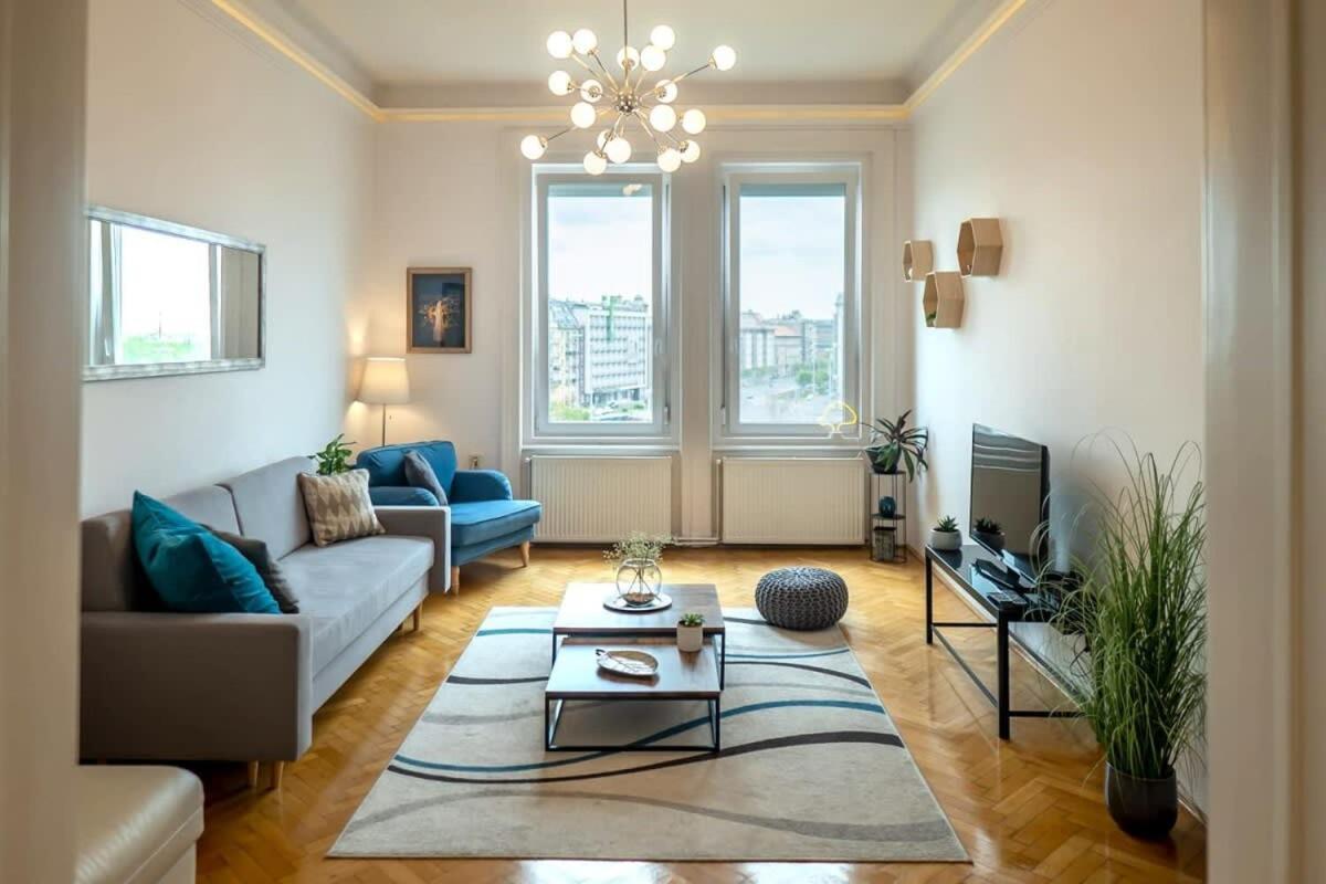 Chic Central Flat With River View Будапеща Екстериор снимка