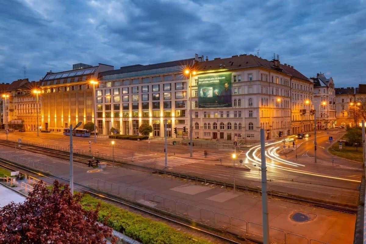 Chic Central Flat With River View Будапеща Екстериор снимка