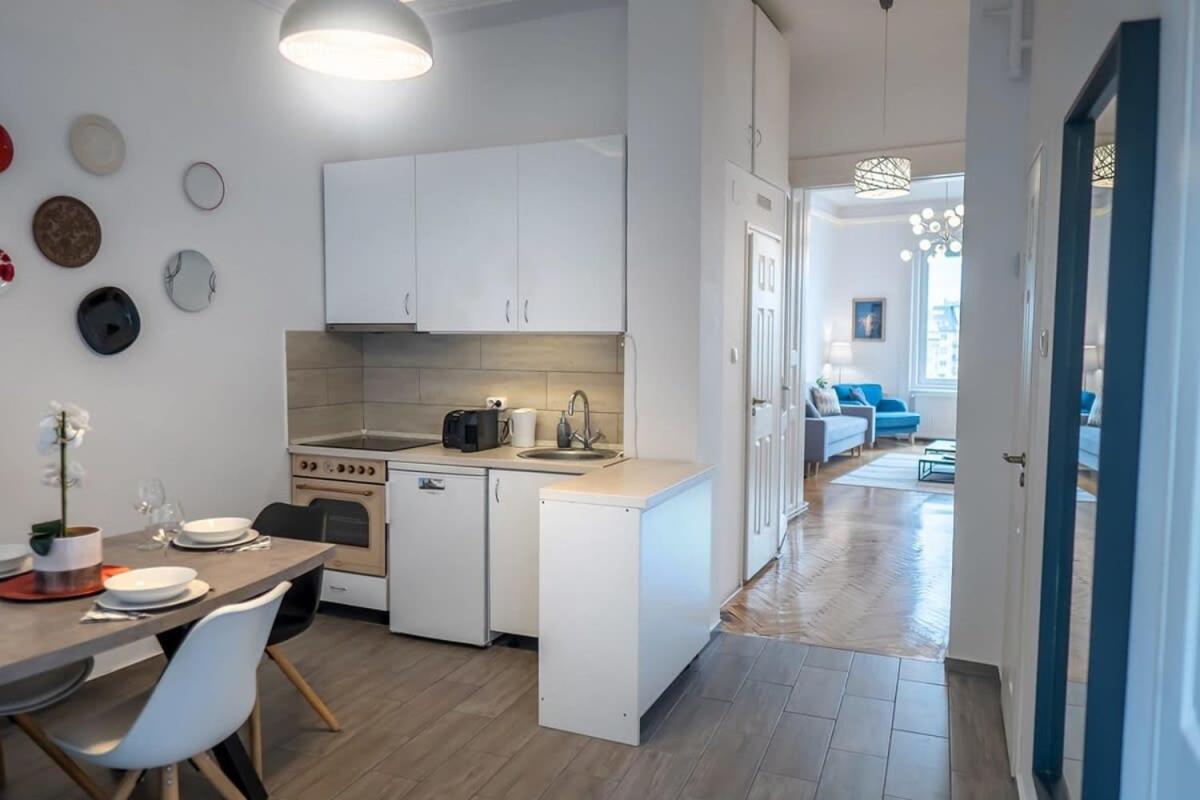 Chic Central Flat With River View Будапеща Екстериор снимка