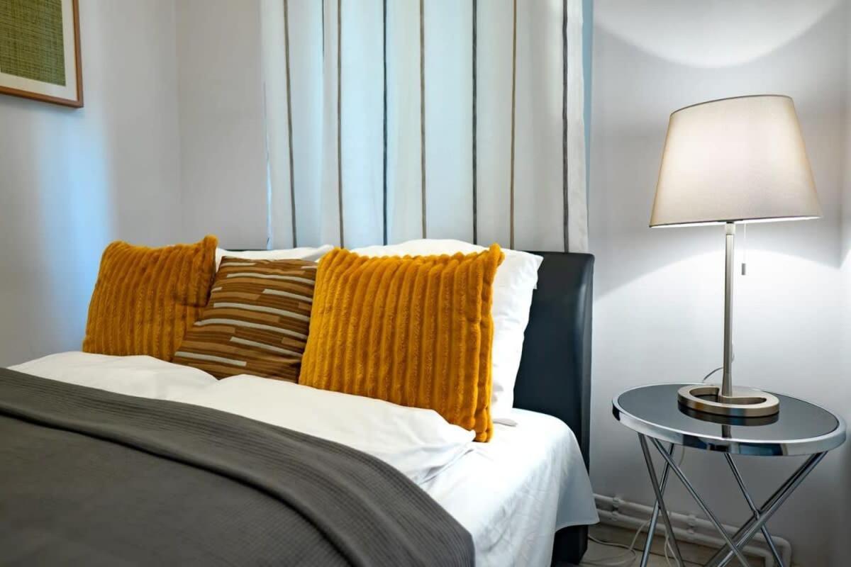 Chic Central Flat With River View Будапеща Екстериор снимка