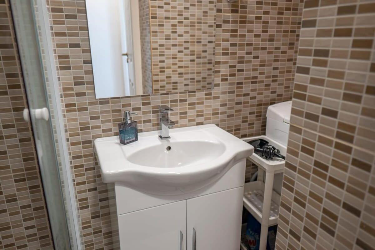 Chic Central Flat With River View Будапеща Екстериор снимка