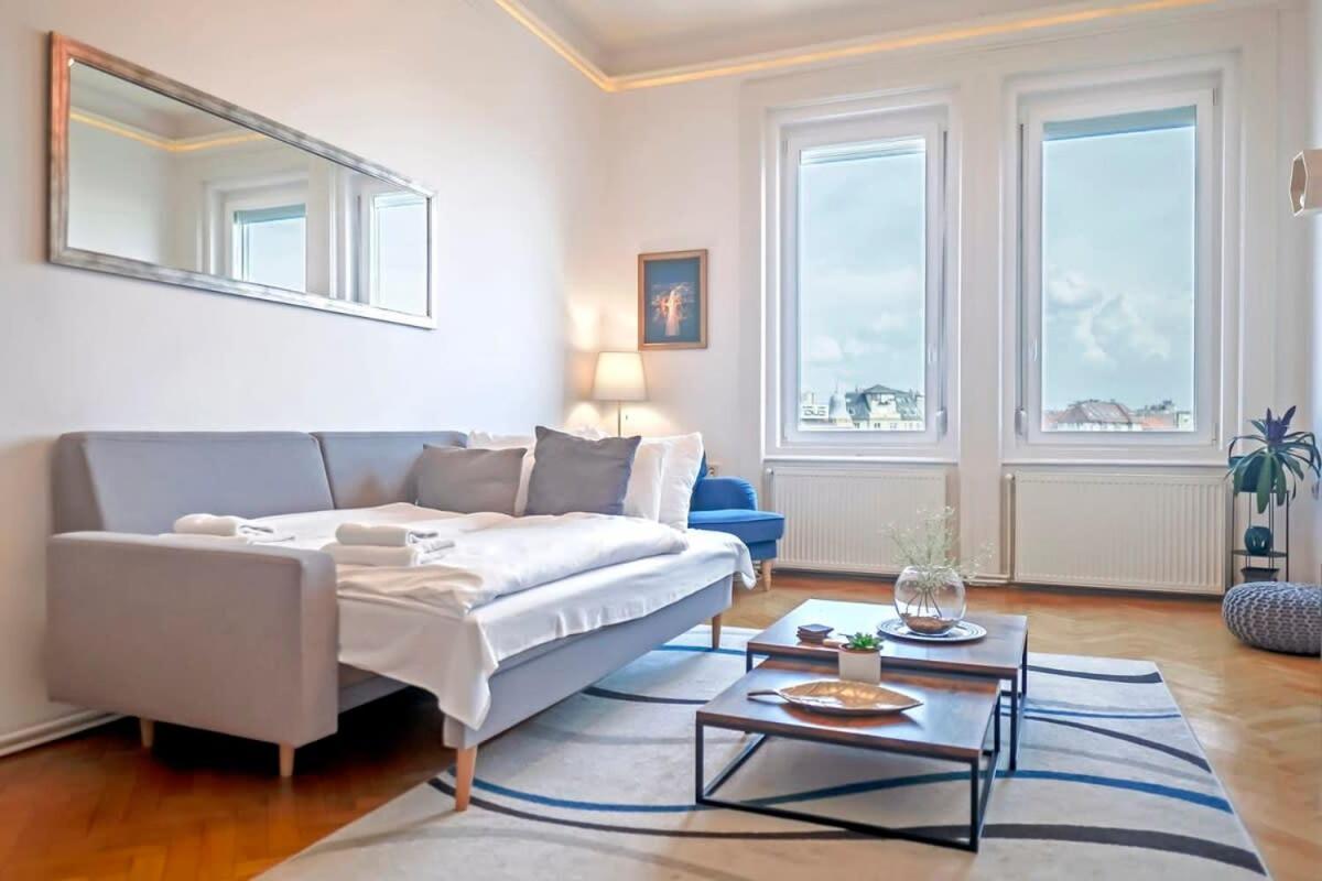 Chic Central Flat With River View Будапеща Екстериор снимка