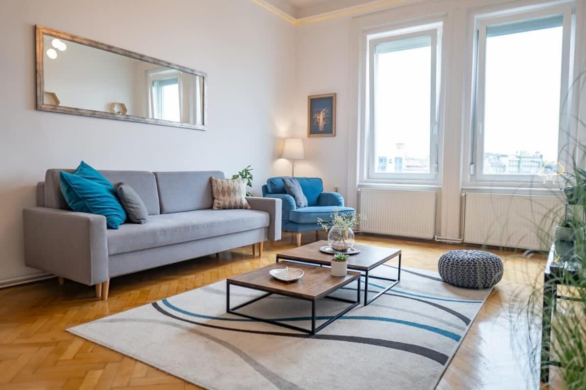 Chic Central Flat With River View Будапеща Екстериор снимка