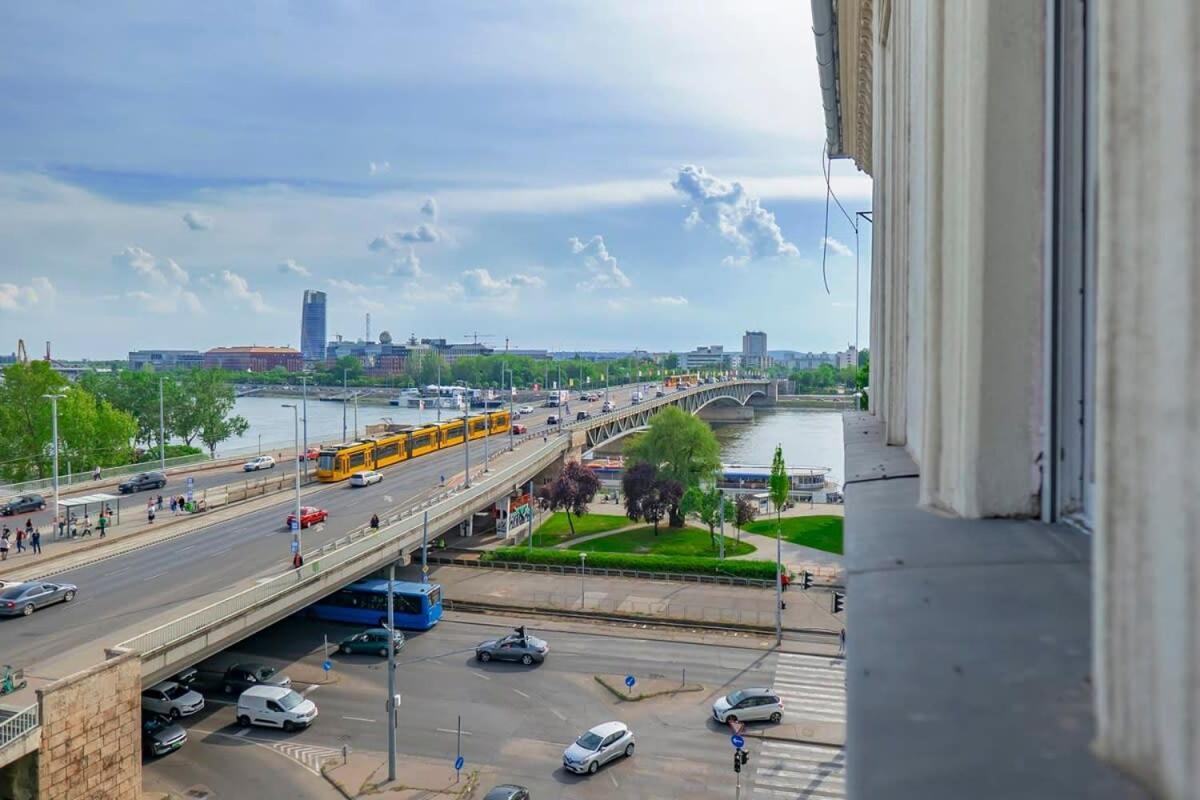 Chic Central Flat With River View Будапеща Екстериор снимка